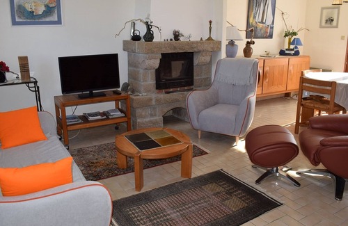 Pleumeur-Bodou House | Cozy house 250m from Pors Gelen beach with garden and parking