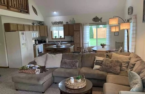 Lake City House | Cozy house close to town and the beach