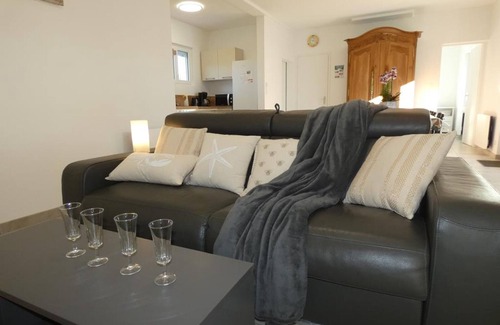 Saint-Jean-de-Monts House | Cozy house 500m from beach, pet-friendly, terrace and WiFi