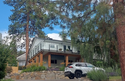 Central Okanagan House | Cozy house in the shade of pines with Lake and Mountain view