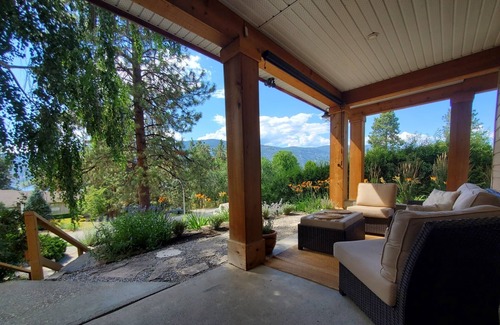 Central Okanagan House | Cozy house in the shade of pines with Lake and Mountain view