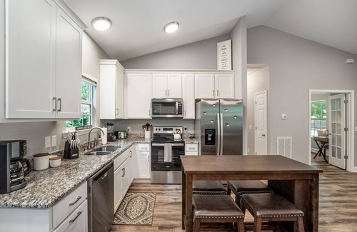 Pegram House | Cozy House in the Woods - 25 minutes from downtown
