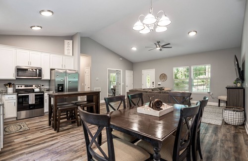 Pegram House | Cozy House in the Woods - 25 minutes from downtown