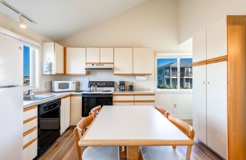 West Yarmouth Apartment | Cozy House in Waterfront Resort w/Private Beach & Ocean-View Pool