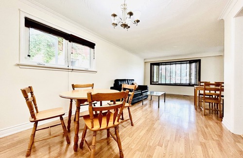 Willowdale House | Cozy house located in Toronto North York central business district. n
