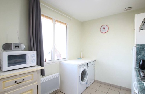 Surtainville Cottage | Cozy House near Cap du Rozel, 4BR, WiFi, Terrace, Close to Dunes, Pet-Friendly