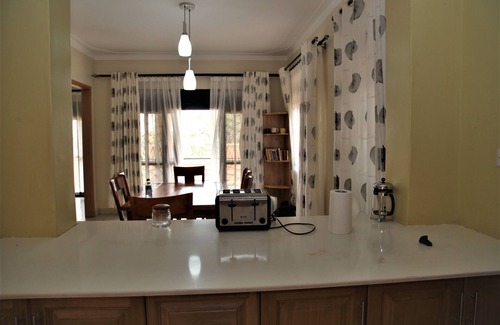 Entebbe House | Cozy house sleeps 8, minutes away from airport!