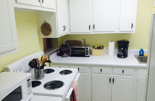 Saint Simons Heights House | Cozy House with a fenced yard