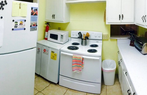Saint Simons Heights House | Cozy House with a fenced yard