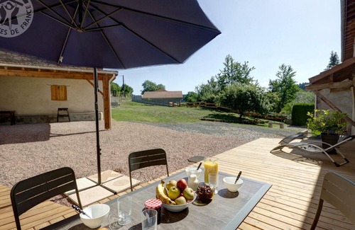 Champoly Cottage | Cozy house with enclosed garden and wifi