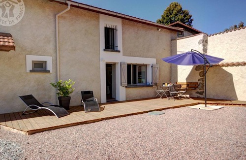 Champoly Cottage | Cozy house with enclosed garden and wifi