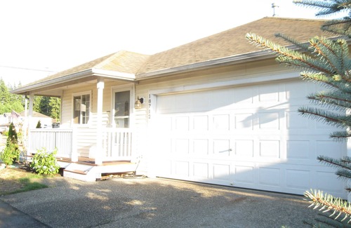 Arlington House | Cozy House with Fully Fenced & AC & Garage for Long & Short Term Rental