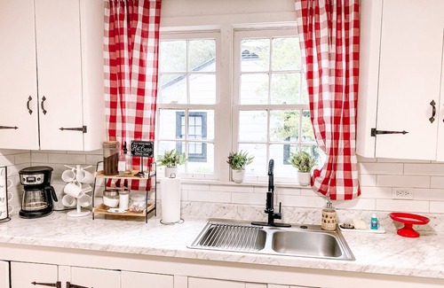 Hattiesburg Cottage | Cozy hub cottage in downtown Hattiesburg. nSleeps 4