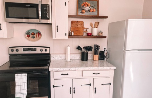 Hattiesburg Cottage | Cozy hub cottage in downtown Hattiesburg. nSleeps 4