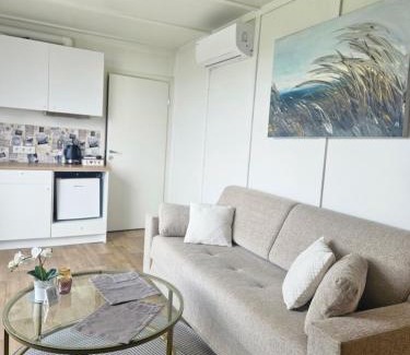Sendvario seniunija House | Cozy Hut with the included Hot Tub-Prime Rentals