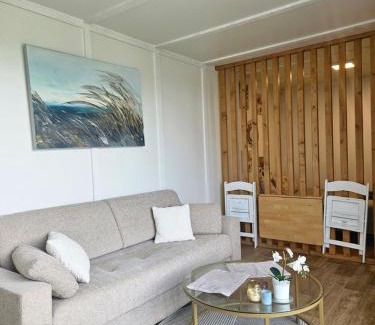 Sendvario seniunija House | Cozy Hut with the included Hot Tub-Prime Rentals