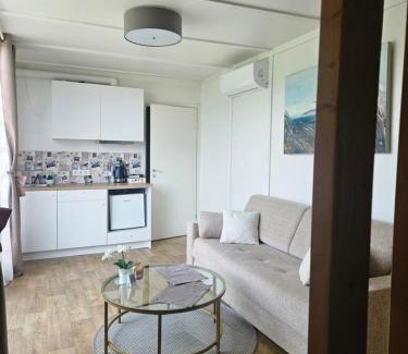 Sendvario seniunija House | Cozy Hut with the included Hot Tub-Prime Rentals