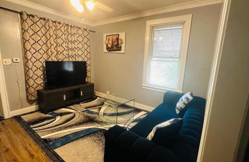 Greater Grand Crossing Apartment | Cozy in Hyde Park Greater Grand Crossing