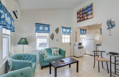 Indian Rocks Beach Cottage | Cozy Indian Rocks Beach Cottage: Steps to Seawall!
