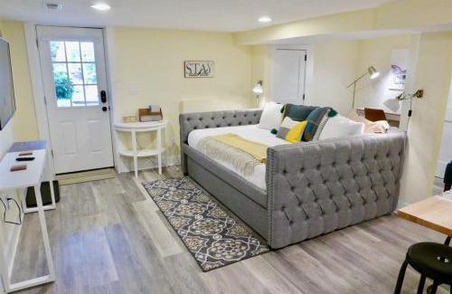 Southeast Apartment | Cozy Industrial Bijou Studio with parking