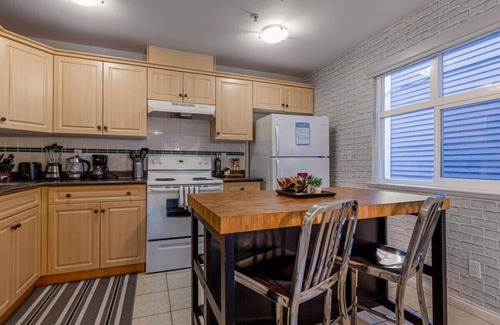 Downtown Eastside House | Cozy Industrial Townhouse, King Bed, 3 Min to Downtown