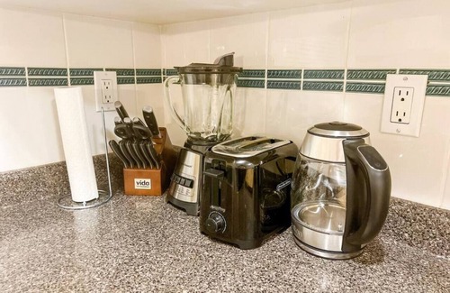 Downtown Eastside House | Cozy Industrial Townhouse, King Bed, 3 Min to Downtown