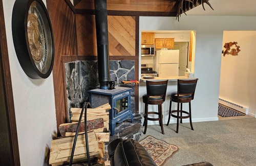 Kodiak Cabin | Cozy Island Lake Cabin in Kodiak