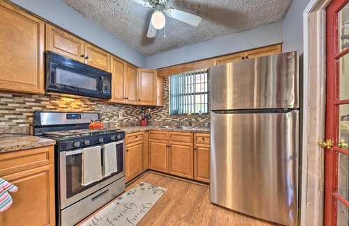Northside House | Cozy Jacksonville Home with Yard about 8 Mi to Dtwn