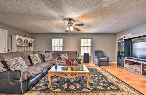 Northside House | Cozy Jacksonville Home with Yard about 8 Mi to Dtwn