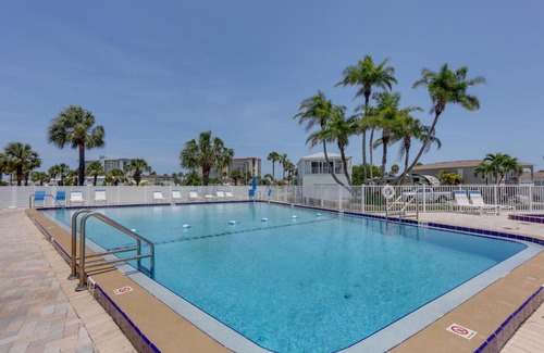 Hutchinson Island South House | Cozy Jensen Beach Home Pool Access, Walk to Beach