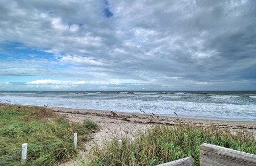 Hutchinson Island South House | Cozy Jensen Beach Home Pool Access, Walk to Beach
