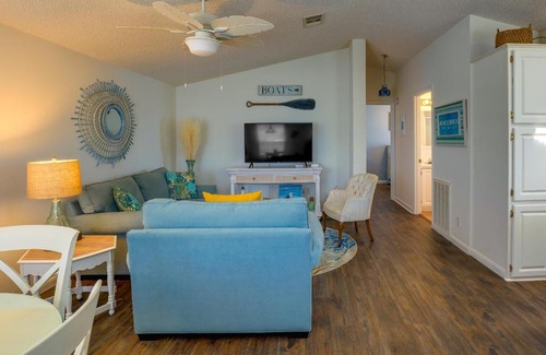 Hutchinson Island South House | Cozy Jensen Beach Home Pool Access, Walk to Beach