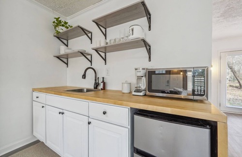 Kennesaw Apartment | Cozy Kennesaw Apartment Close to KSU w/EV Charger
