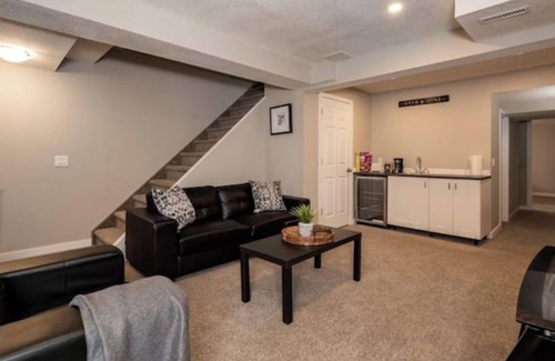 Richmond Apartment | Cozy king and queen apartment near inner Calgary