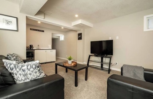 Richmond Apartment | Cozy king and queen apartment near inner Calgary