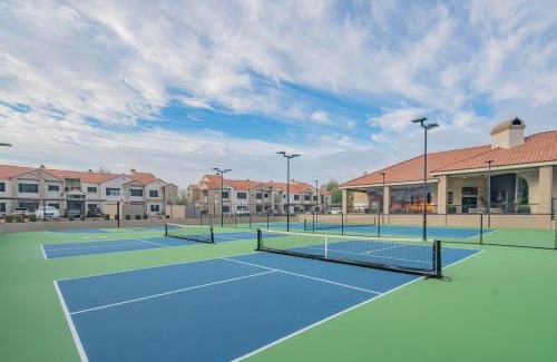 North Scottsdale Apartment | Cozy King Bed Golf Pickleball Pool Hot Tub Parking