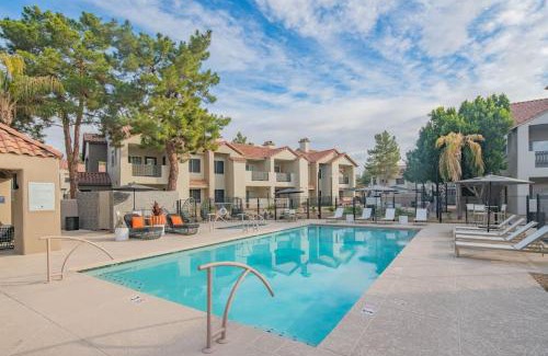 North Scottsdale Apartment | Cozy King Bed Golf Pickleball Pool Hot Tub Parking