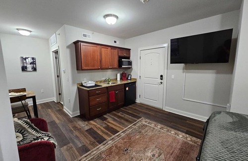 Champaign Apartment | Cozy King Bed Stay at the Historic Inman - 201