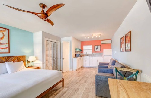 Long Key Hotel | Cozy King Studio by Water: 2 Units w/Fridge, Kayak & Bike & Pool Access, Yoga!