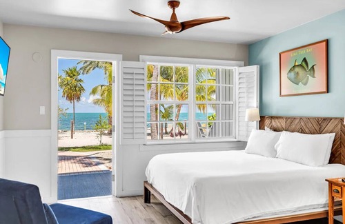 Long Key Hotel | Cozy King Studio by Water: 2 Units w/Fridge, Kayak & Bike & Pool Access, Yoga!