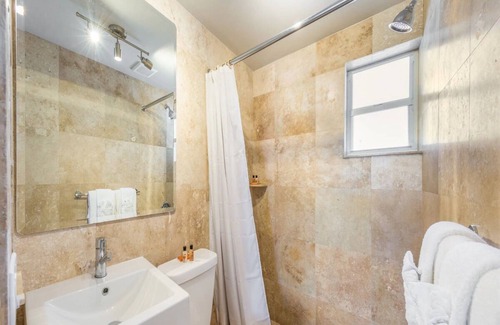 Long Key Hotel | Cozy King Studio by Water: 2 Units w/Fridge, Kayak & Bike & Pool Access, Yoga!