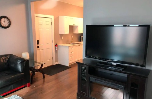 Sarnia Apartment | Cozy King Suite in the Heart of Sarnia