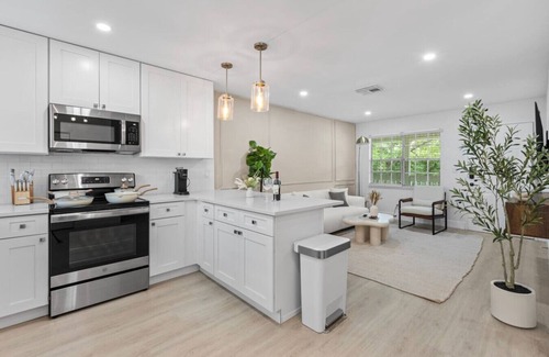 Golfview Apartment | Cozy king suite Prime Location|FREE parking & crib