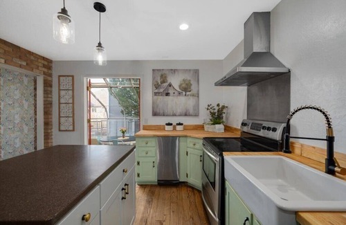 Orchard North House | Cozy King Suite | Private Ensuite & Free Waffles!
