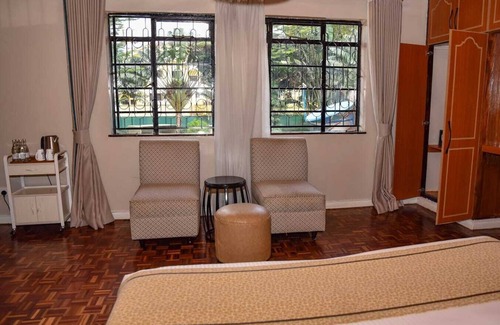 Muthaiga Hotel | Cozy King Suite. Walking Distance to Mall & Green Spaces