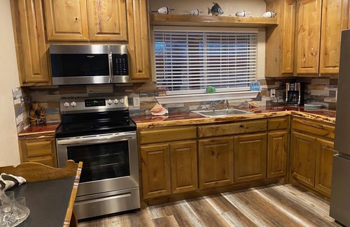 Kingston Cabin | Cozy Lake Cabin located by the sandiest beach on Lake Texoma -Excellent Fishing