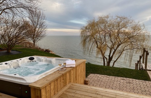Kingsville Cottage | Cozy Lake Cottage in Kingsville, Ontario