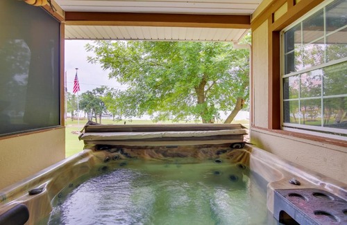 Eufaula House | Cozy Lake Eufaula Hideaway with Fire Pit and Hot Tub!