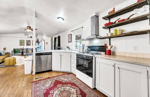 Chandler Cabin | Cozy Lake front cabin in peaceful Chandler with dock, Wifi, fire pit