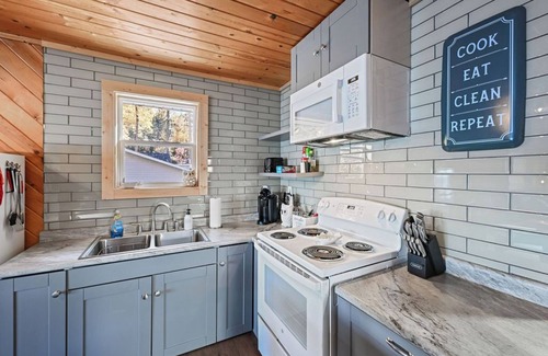 Pickerel Cabin | Cozy Lake Front Cabin